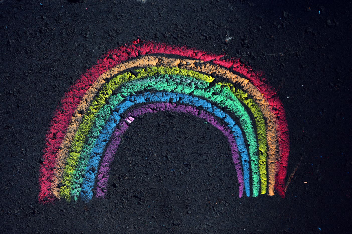 arco-íris desenhado em giz representando o post sobre cores em inglês