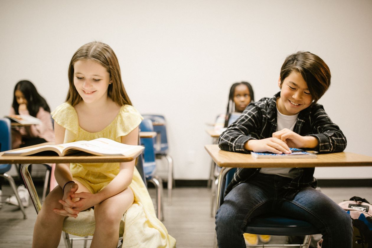Crianças em sala de aula estudando o future continuous