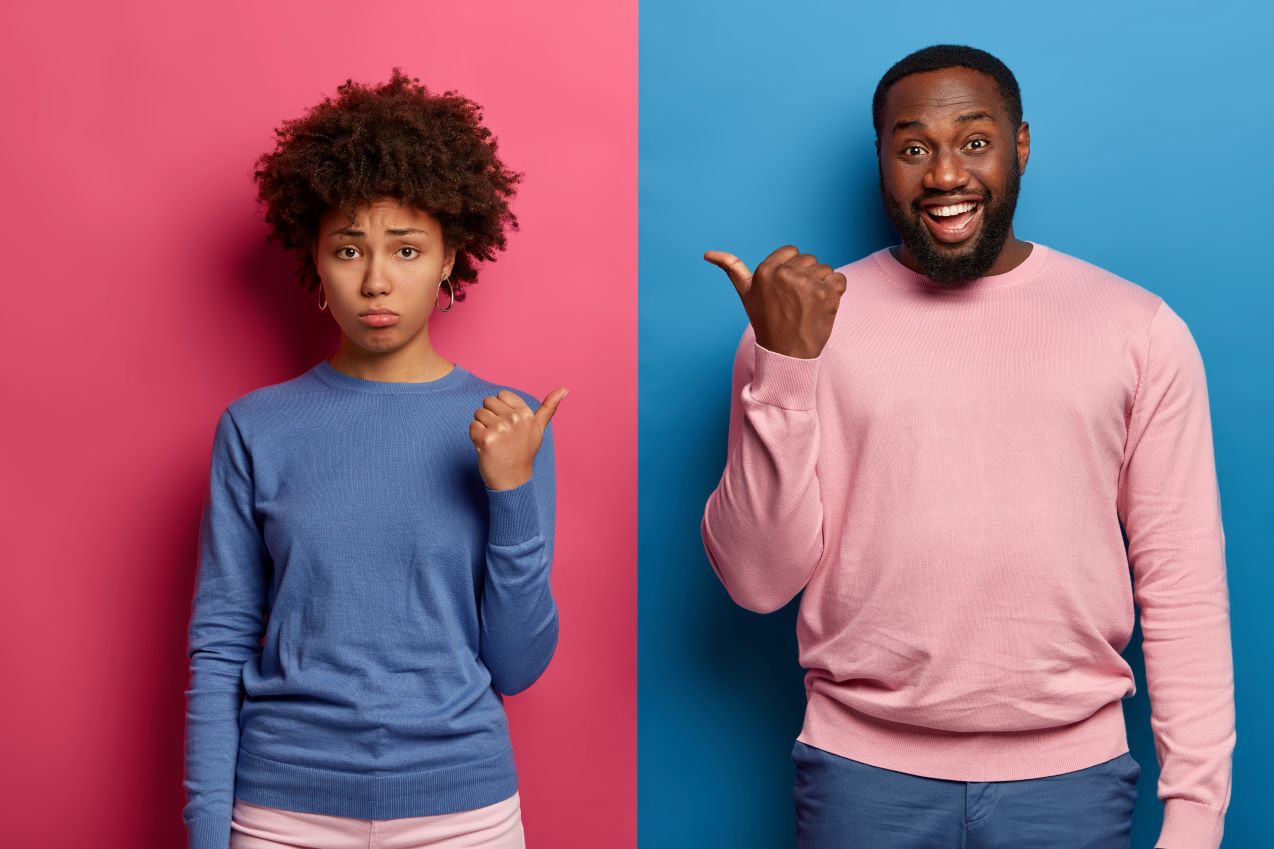 mulher e homem negro em fundos e roupas em azul e rosa representando o post sobre pronomes pessoais em inglês