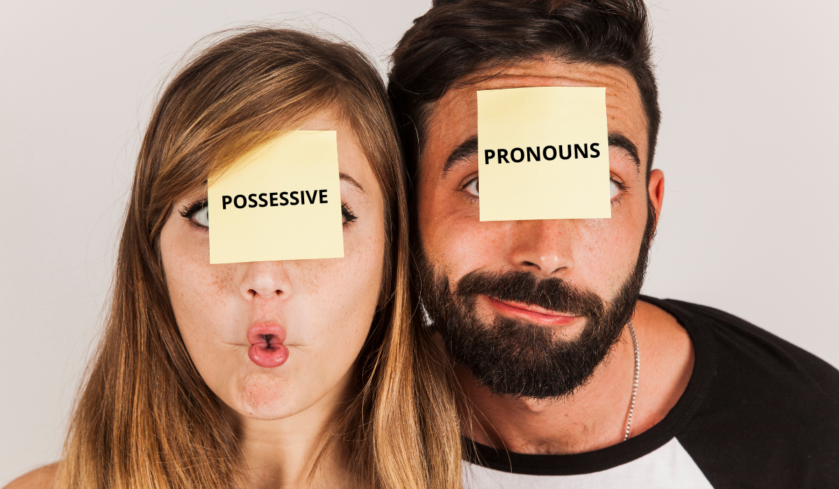 casal com post its na cabeça representando o post sobre pronomes possessivos em inglês